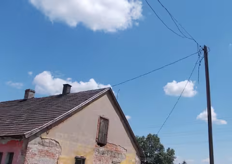 Illegális áramelosztó az illegálisan feltört lakás áramellátásához