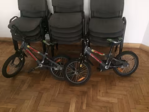 Elhagyott kerékpárok a Csóka utcai játszótéren