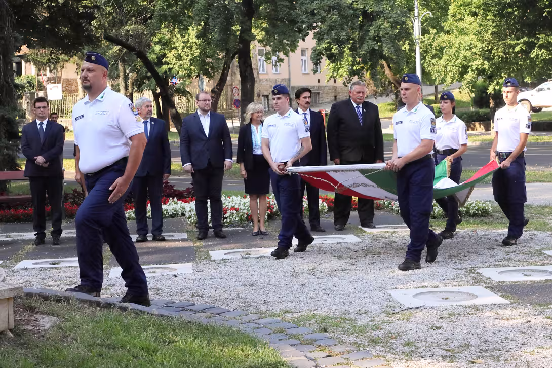 Zászlófelvonás a  MIÖR tiszteletadása mellett